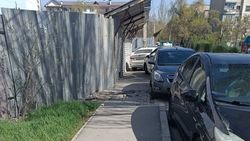 На улице Загорская тротуар сужается и пропадает На улице Загорская тротуар сужается и пропадает