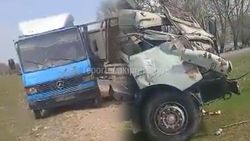 В Жайылском районе на трассе Бишкек—Ош грузовик врезался в припаркованный грузовик