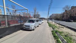 Тротуар на Л.Толстого рядом с железной дорогой заставлен машинами