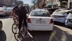 «Жёсткое» ДТП на Токтогула: два велосипедиста столкнулись из-за машин на велодорожке