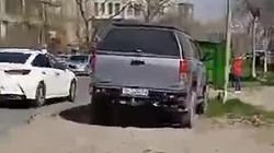 Водитель припарковал машину на зеленой зоне на улице Калыка Акиева