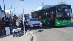 Машина стояла на остановке Аламединского рынка, мешая автобусам