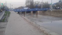 Горожанин жалуется на отсутствие ограждения вдоль реки Ала-Арча на Ахунбаева—Малдыбаева