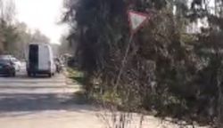 При повороте с улицы Л.Толстого на 7 Апреля дорожный знак накренился и не виден