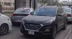 Двустороннюю улицу превратили в одностороннюю — житель жалуется на припаркованные машины в Джале