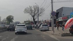 Стихийная парковка в неположенных местах на проспекте Жибек Жолу. Фотографии жителя