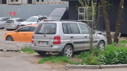 Заброшенная машина стоит на зеленой зоне в 11 мкр, - житель