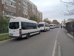 Горожанин жалуется на стихийную парковку бусов в микрорайоне Восток-5