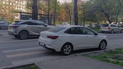 Машина припаркована на пешеходном переходе на Ибраимова—Боконбаева