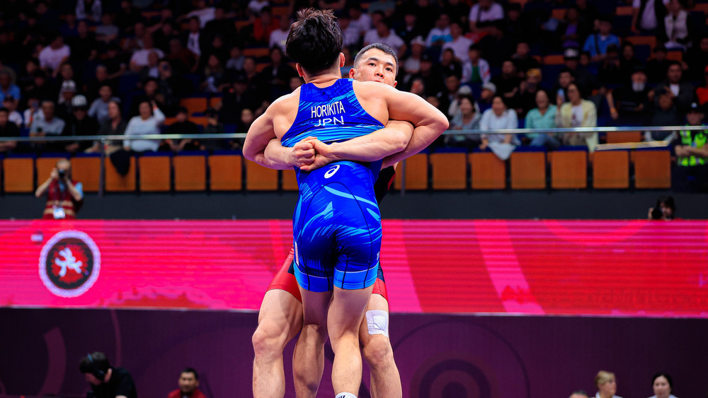 Акжол Махмудов