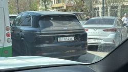 Машина стоит на проезжей части у Ленинского суда и мешает проезду автобусов