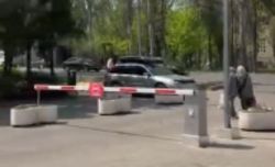 Почему перекрыли парковку у здания Театра оперы и балета перекрыли? Почему перекрыли парковку у здания Театра оперы и балета перекрыли?