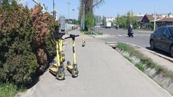 Самокаты, стоявшие на тротуаре и перед пешеходным переходом на Абдрахманова—Мичурина, убрали