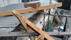 Житель жалуется, что при строительстве на переулке Аэродромный строймусор падает в жилые дома