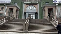 Горожанин возмущается, что на железнодорожном вокзале нет пандусов