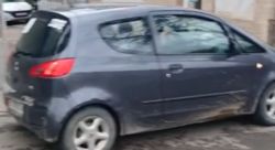 Машина стоит на тротуаре по проспекту Айтматова