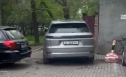 Машина закрыла проход для пешеходов из парковки к тропинке на Чокморова