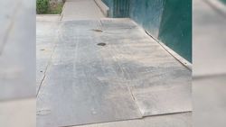 Житель предлагает Минстрою внести обязательную норму покрытия тротуара железным листом