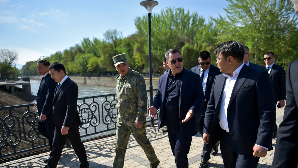 Министр ЧС Канатбек Чыныбаев, Садыр Жапаров и мэр Оша Жанар Акаев