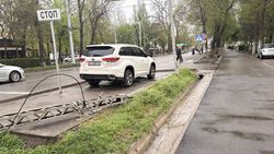 Машина стоит в неположенном месте напротив здания Минздрава