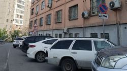 На Армейская—Мамбетова машины паркуются в неположенных местах