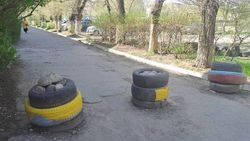 Мэрия ответила, законно ли перекрыт въезд во двор дома №9 в 7 мкр