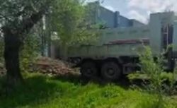 Зеленую зону на улице С.Каралаева заваливают строймусором и грунтом, - житель