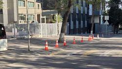 Законно ли возле частной школы огородили парковку? Фото горожанина