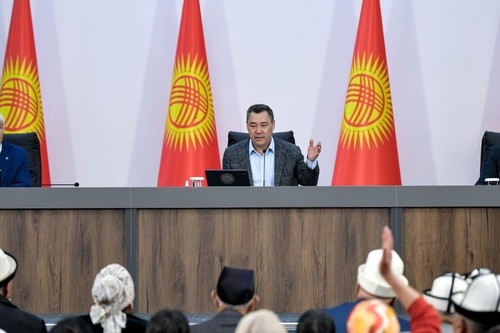 Президент поручил урегулировать 16-летний земельный спор в Кара-Суу и пересмотреть списки получателей