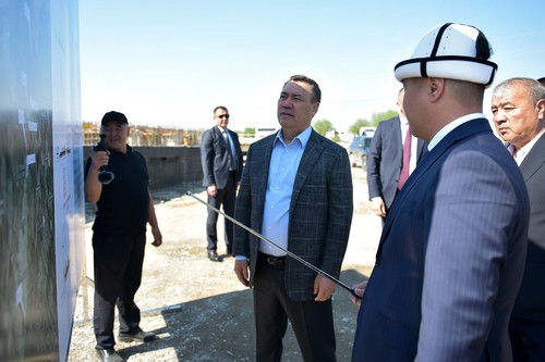 Президент ознакомился с ходом строительства автодороги Ош – Кара-Суу