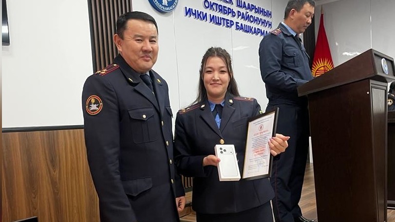 Глава Октябрьского РУВД Таланбек Аттокуров и пресс-секретарь РУВД Диана Бакирова