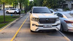 «Тойота» припаркована на тротуаре у поликлиники строителей