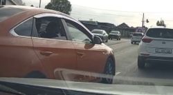 Водитель «Сонаты» подрезал другую машину на дороге
