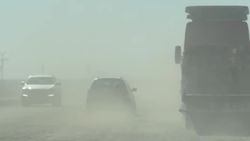 Объездная дорога в пыли. Житель просит полить ее