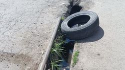 Мусор, вонь из арыков, разбитые тротуары и арыки — житель жалуется на дорогу рынка