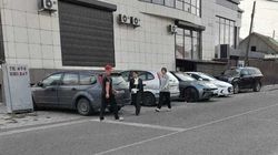 Стоянка на Суванбердиева—Юнусалиева перекрыла тротуар, дети ходят по проезжей части