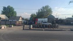 Стоянка велосипедов на Жибек Жолу мешает проезду во время ремонта, - житель