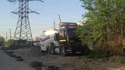 В ж/м Кара-Жыгач бензовозы и большегрузы портят асфальт на улицах, - жительница