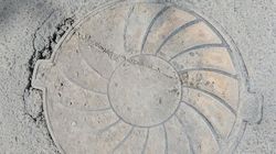 На Л.Толстого есть треснувший люк, который прогибается при нажатии