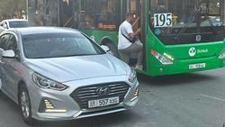 Машина стояла на автобусной остановке по Юнусалиева