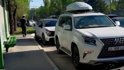 В селе Орто-Сай машины стоят на остановке