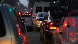 Бишкекчанин жалуется на пробки из-за перекрытия пр. Айтматова при проезде кортежей