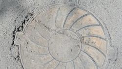 Подрядчики поставили неподходящий люк, - мэрия о треснувшем люке на Л.Толстого