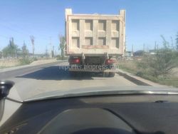 Из грузового автомобиля сыпался песок на дорогу. Горожанин просит принять меры