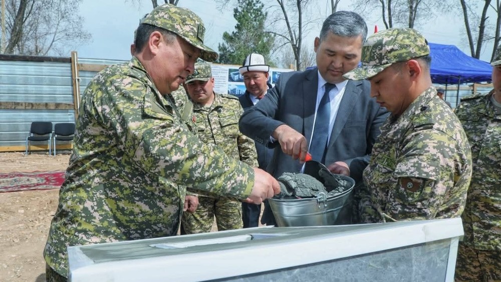 Министр обороны заложил капсулу под строительство военкомата в Ак-Талинском районе