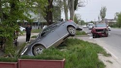 На Тоголок Молдо—Фере столкнулись две машины, одна упала в арык. Житель просит установить светофор