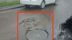 На Жумабека—Ростовской рядом с люком образовались ямы. Житель просит проверить качество работ