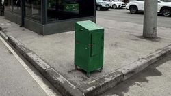 Почему урна для пожертвований стоит на остановке Абдрахманова—Московская?