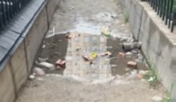 На переулке между домами в Джал-29 накапливается вода. Житель просит прокопать слив