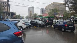 На Уметалиева—Рыскулова сбили девушку на пешеходном переходе. Видео очевидца